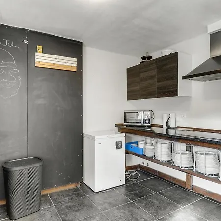 6 Bedroom Cozy In Gudhjem