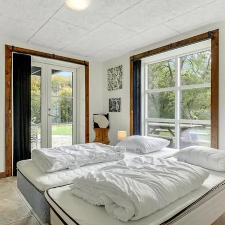 6 Bedroom Cozy In Gudhjem